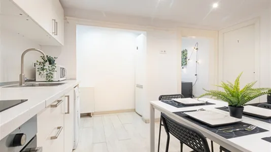 Rooms in Barcelona Ciutat Vella - photo 9