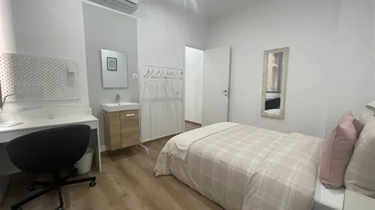 Rooms in Barcelona Ciutat Vella - photo 3