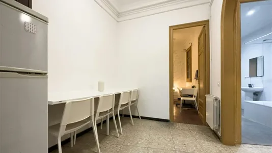 Rooms in Barcelona Ciutat Vella - photo 4