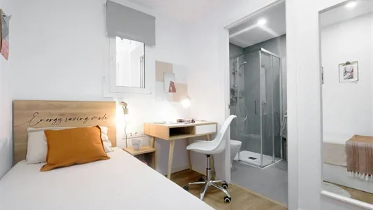 Rooms in Barcelona Eixample - photo 1