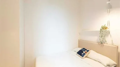 Room for rent in Milano Zona 6 - Barona, Lorenteggio, Milan