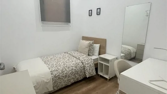 Rooms in Barcelona Ciutat Vella - photo 2