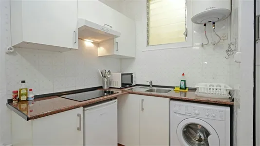 Rooms in Barcelona Ciutat Vella - photo 9