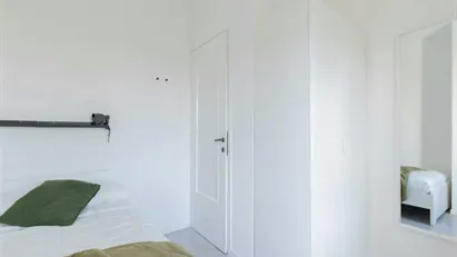 Room for rent in Milano Zona 8 - Fiera, Gallaratese, Quarto Oggiaro, Milan