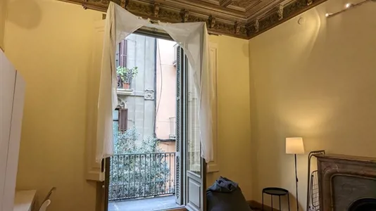 Rooms in Barcelona Ciutat Vella - photo 3