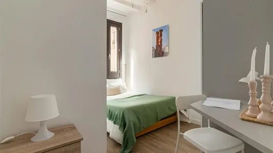 Rooms in Barcelona Ciutat Vella - photo 2