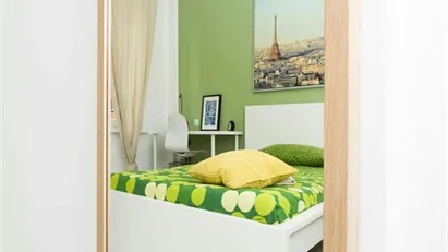 Room for rent in Milano Zona 8 - Fiera, Gallaratese, Quarto Oggiaro, Milan