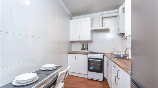 Rooms in Barcelona Ciutat Vella - photo 5