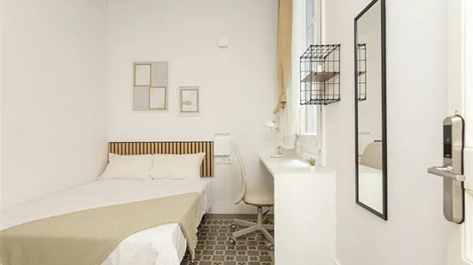 Rooms in Barcelona Eixample - photo 2