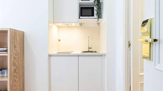 Rooms in Madrid Centro - photo 9