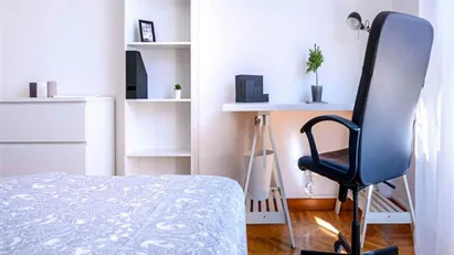 Room for rent in Milano Zona 6 - Barona, Lorenteggio, Milan