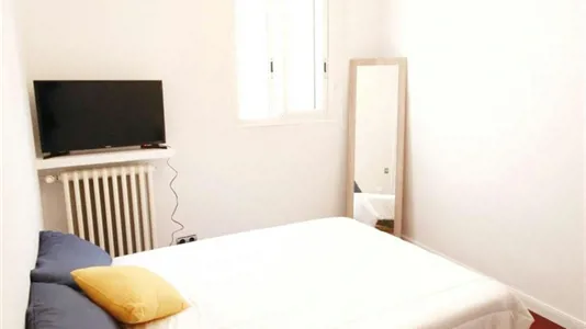 Rooms in Barcelona Eixample - photo 1