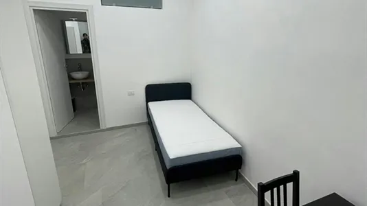 Rooms in Napoli Municipalità 3 - photo 5