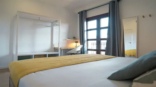 Rooms in Barcelona Ciutat Vella - photo 3