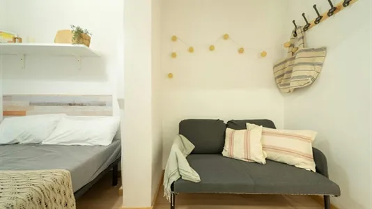 Rooms in Barcelona Ciutat Vella - photo 3