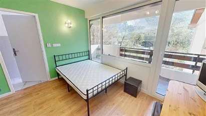 Room for rent in Saint-Julien-en-Genevois, Auvergne-Rhône-Alpes