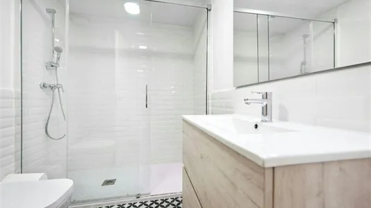 Rooms in Barcelona Ciutat Vella - photo 8
