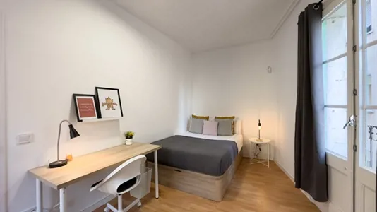 Rooms in Barcelona Ciutat Vella - photo 2