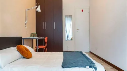 Room for rent in Milano Zona 6 - Barona, Lorenteggio, Milan