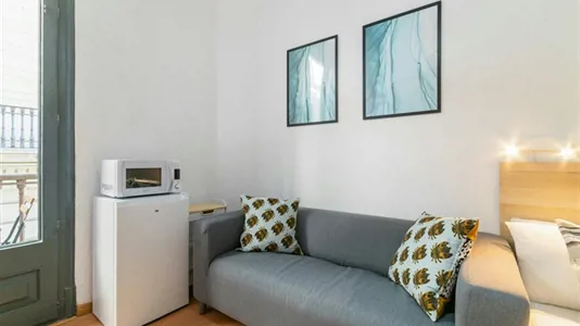 Rooms in Barcelona Ciutat Vella - photo 3