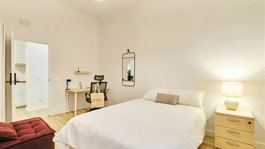 Rooms in Barcelona Ciutat Vella - photo 2