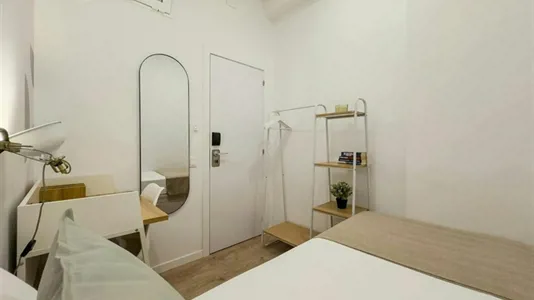 Rooms in Barcelona Ciutat Vella - photo 2