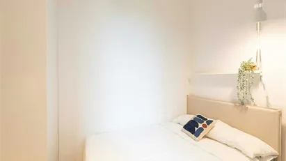Room for rent in Milano Zona 6 - Barona, Lorenteggio, Milan