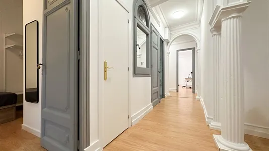 Rooms in Barcelona Ciutat Vella - photo 8