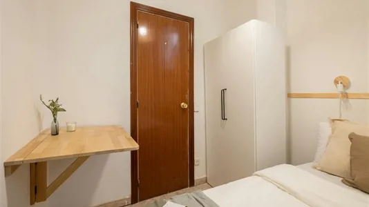 Rooms in Barcelona Ciutat Vella - photo 2