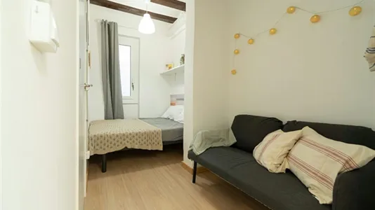 Rooms in Barcelona Ciutat Vella - photo 2