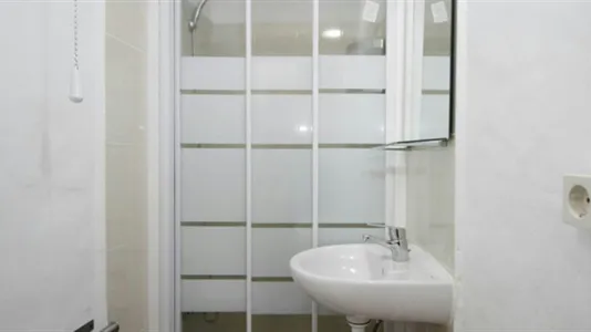 Rooms in Barcelona Ciutat Vella - photo 9