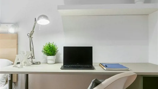 Rooms in Barcelona Ciutat Vella - photo 2