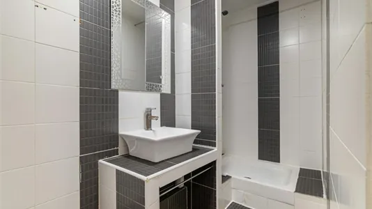 Rooms in Barcelona Ciutat Vella - photo 9