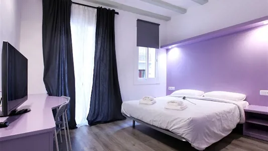 Rooms in Barcelona Ciutat Vella - photo 2