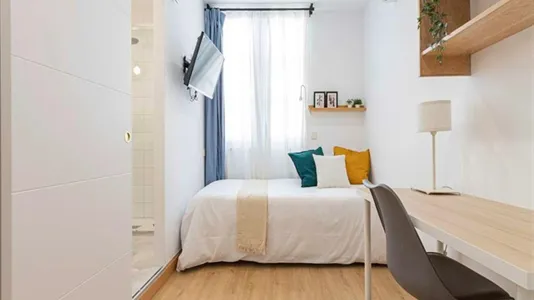 Rooms in Madrid Centro - photo 9