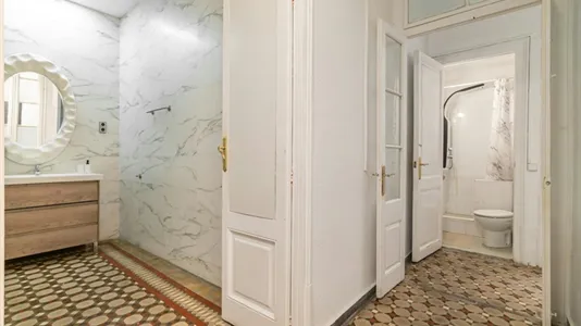 Rooms in Barcelona Ciutat Vella - photo 7