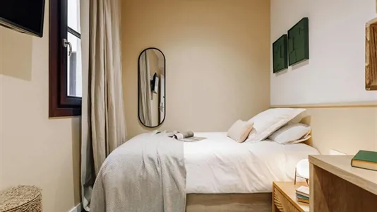 Rooms in Barcelona Ciutat Vella - photo 2