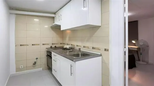 Rooms in Barcelona Ciutat Vella - photo 9