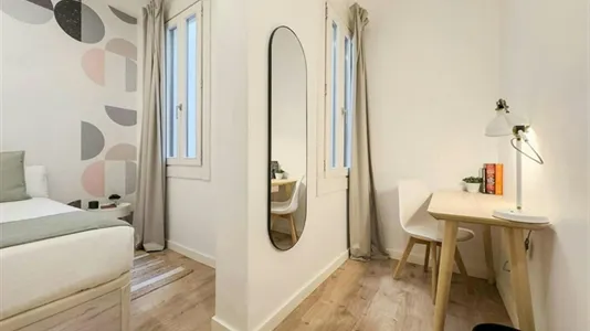 Rooms in Barcelona Ciutat Vella - photo 5
