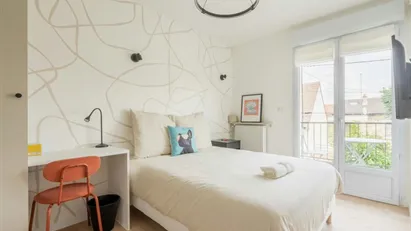 Room for rent in L'Haÿ-les-Roses, Île-de-France
