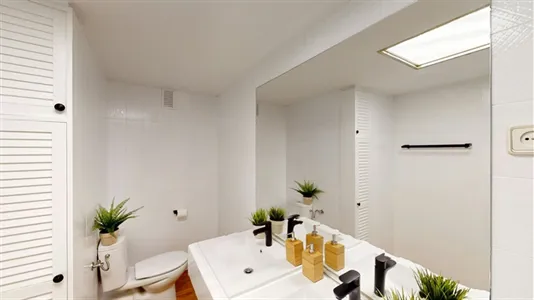 Rooms in Barcelona Eixample - photo 10