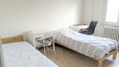 Room for rent in Milano Zona 8 - Fiera, Gallaratese, Quarto Oggiaro, Milan