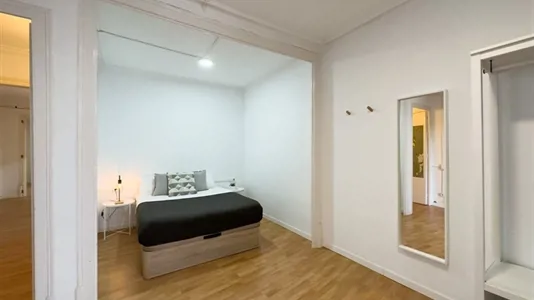 Rooms in Barcelona Ciutat Vella - photo 2