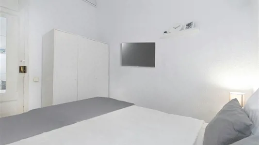 Rooms in Barcelona Eixample - photo 2