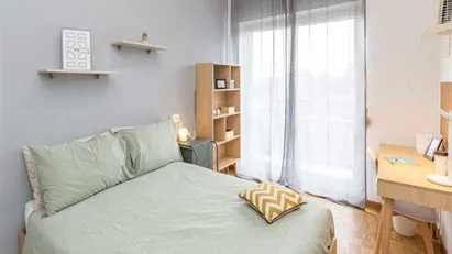 Room for rent in Milano Zona 6 - Barona, Lorenteggio, Milan
