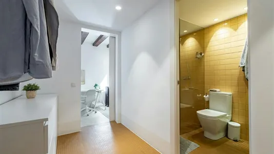 Rooms in Barcelona Ciutat Vella - photo 5