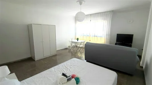 Rooms in Almería - photo 4