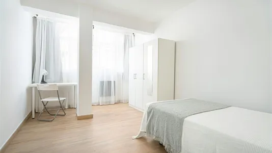 Rooms in Oviedo - photo 3