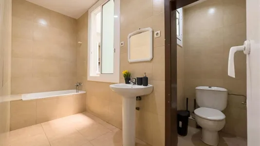 Rooms in Barcelona Ciutat Vella - photo 8