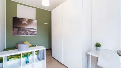 Room for rent in Milano Zona 8 - Fiera, Gallaratese, Quarto Oggiaro, Milan